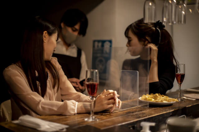 居酒屋にいる女性二人